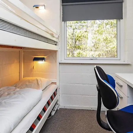 8 Person In Hojslev-by Traum