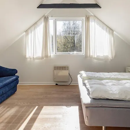 8 Person In Hojslev-by Traum